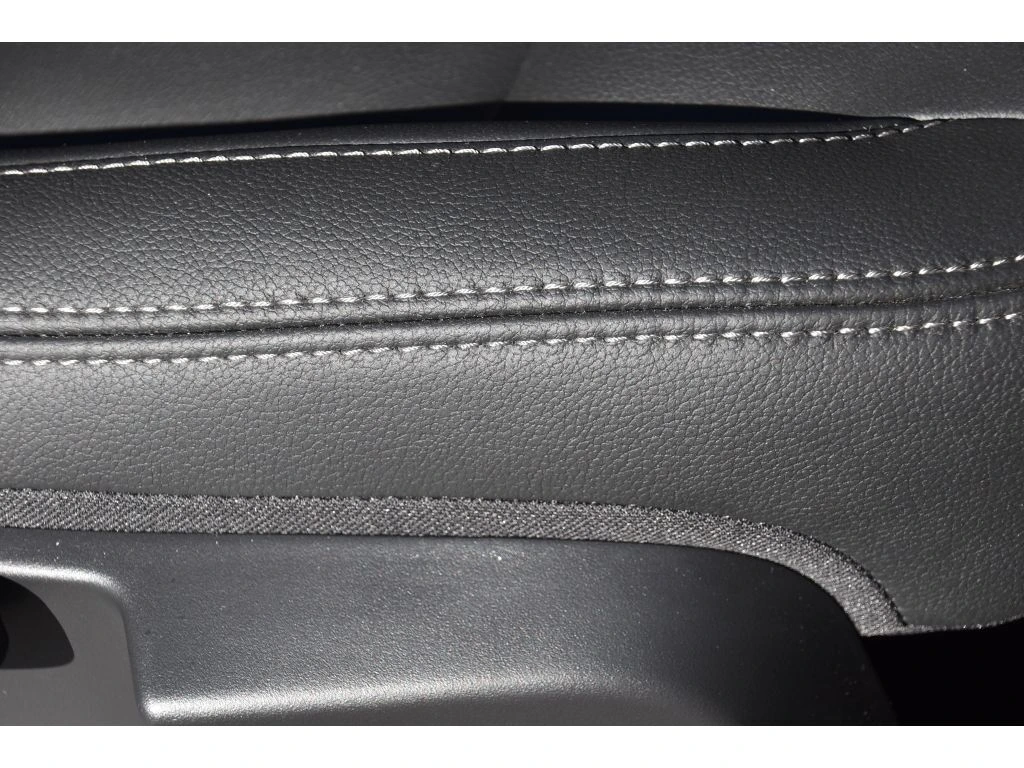 2025 Volvo - image 33