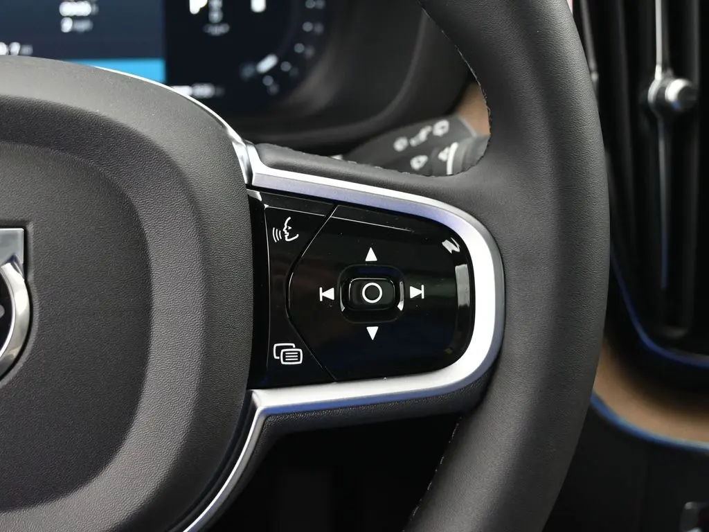 2026 Volvo - image 10