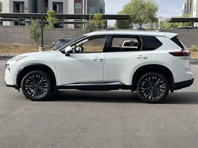 2026 Nissan Rogue Platinum photo 2