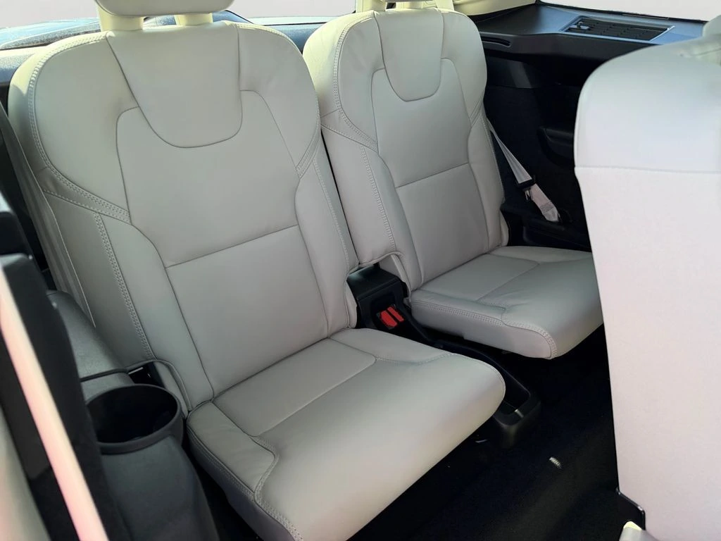 2026 Volvo - image 8