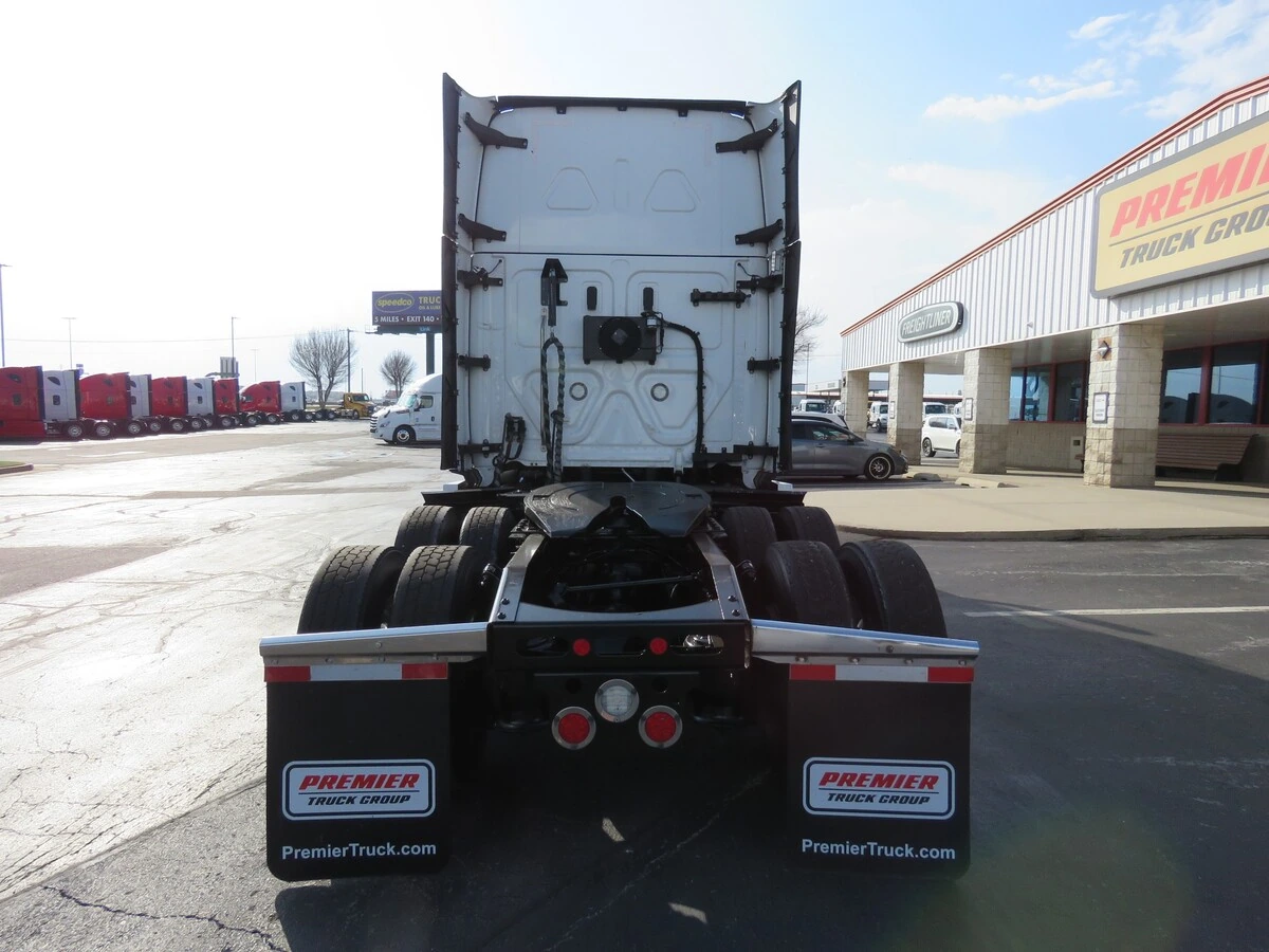 2022 Freightliner Cascadia - image 4