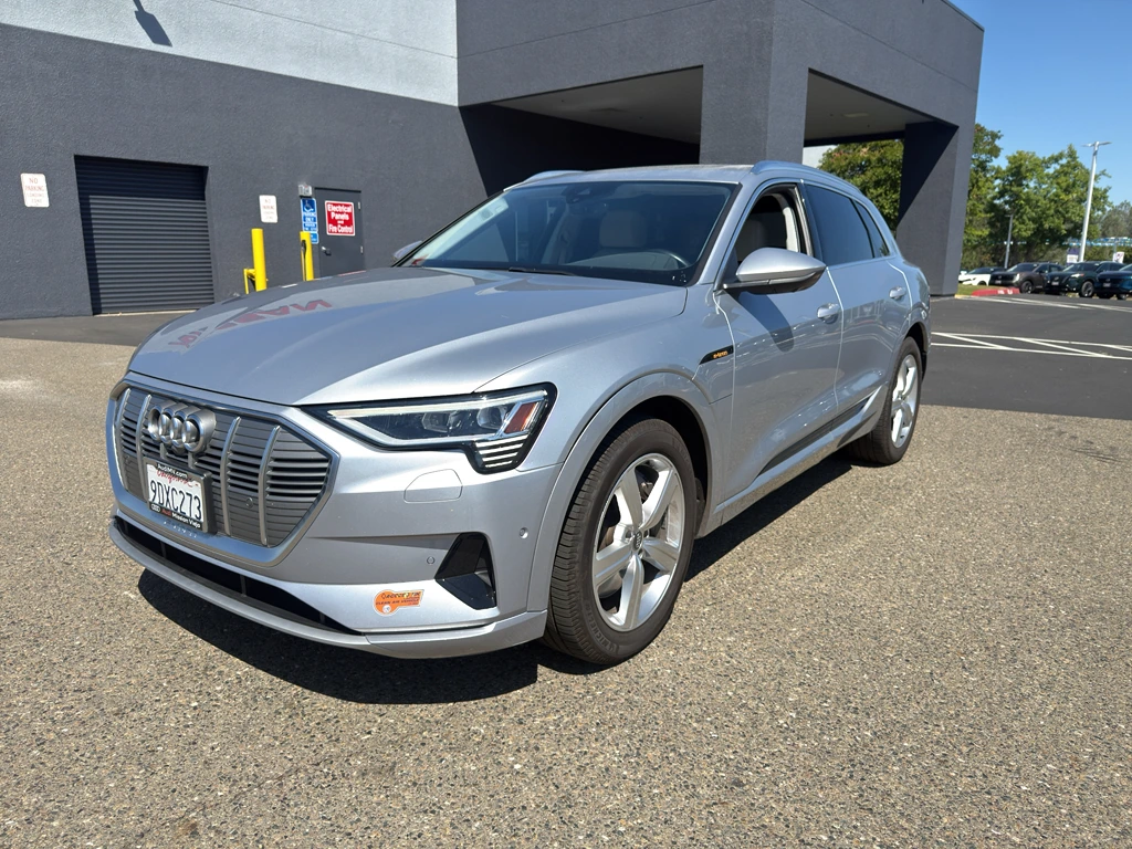 2019 Audi e-tron Premium Plus's photo