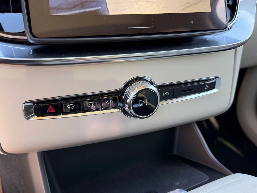 2026 Volvo - image 21