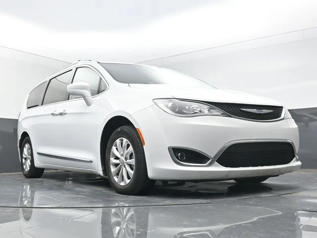 2019 Chrysler Pacifica Touring L's photo