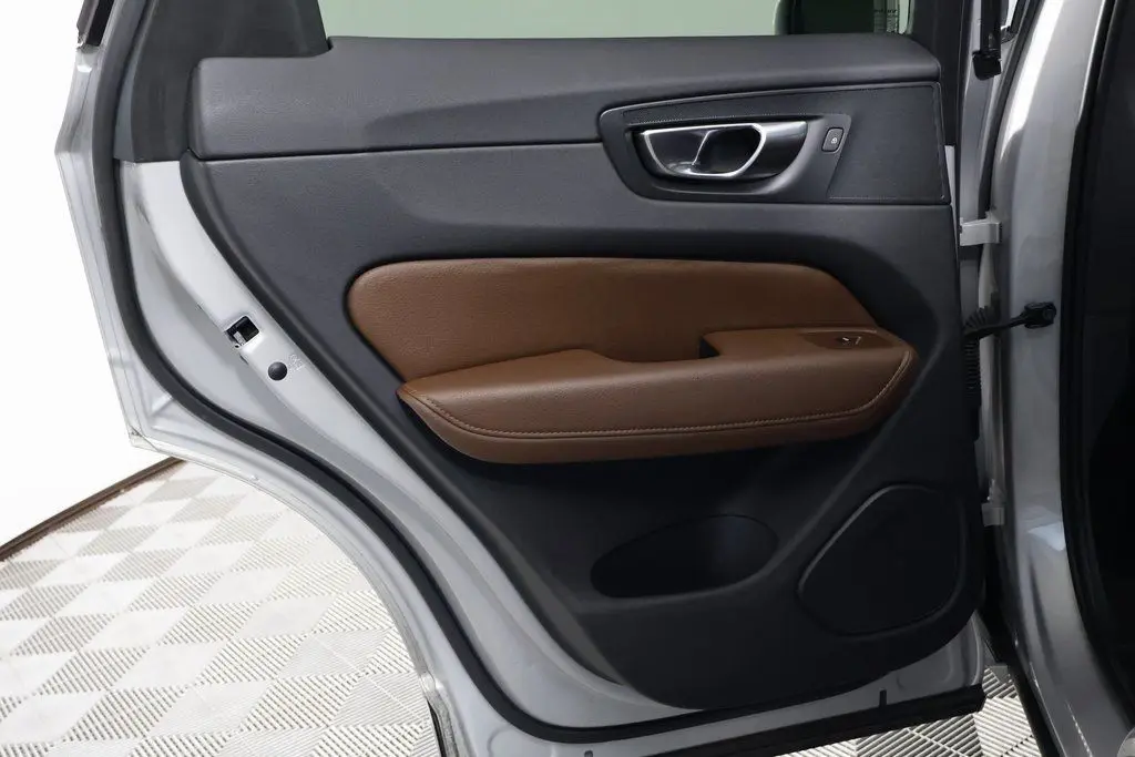 2022 Volvo XC60 Recharge Hybrid T8 Inscription Expression photo 10