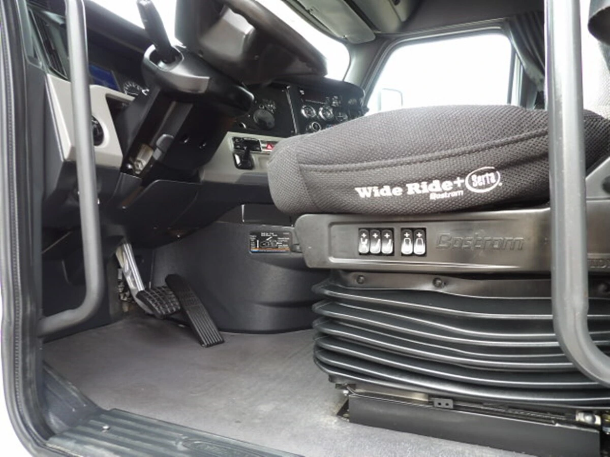 2020 Freightliner Cascadia - image 9