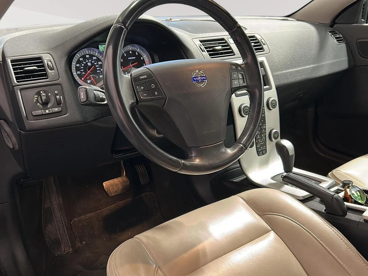 2013 Volvo - image 4