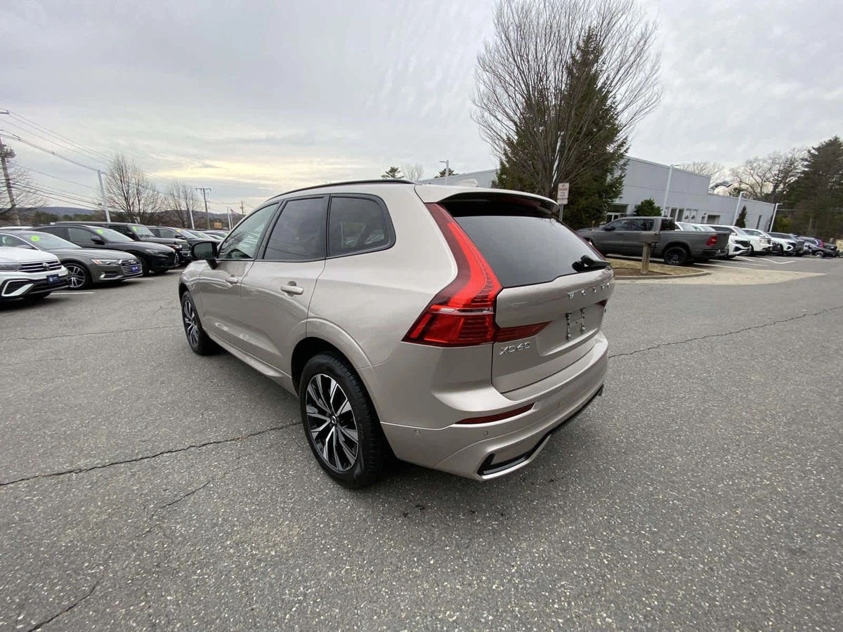 2025 Volvo - image 3