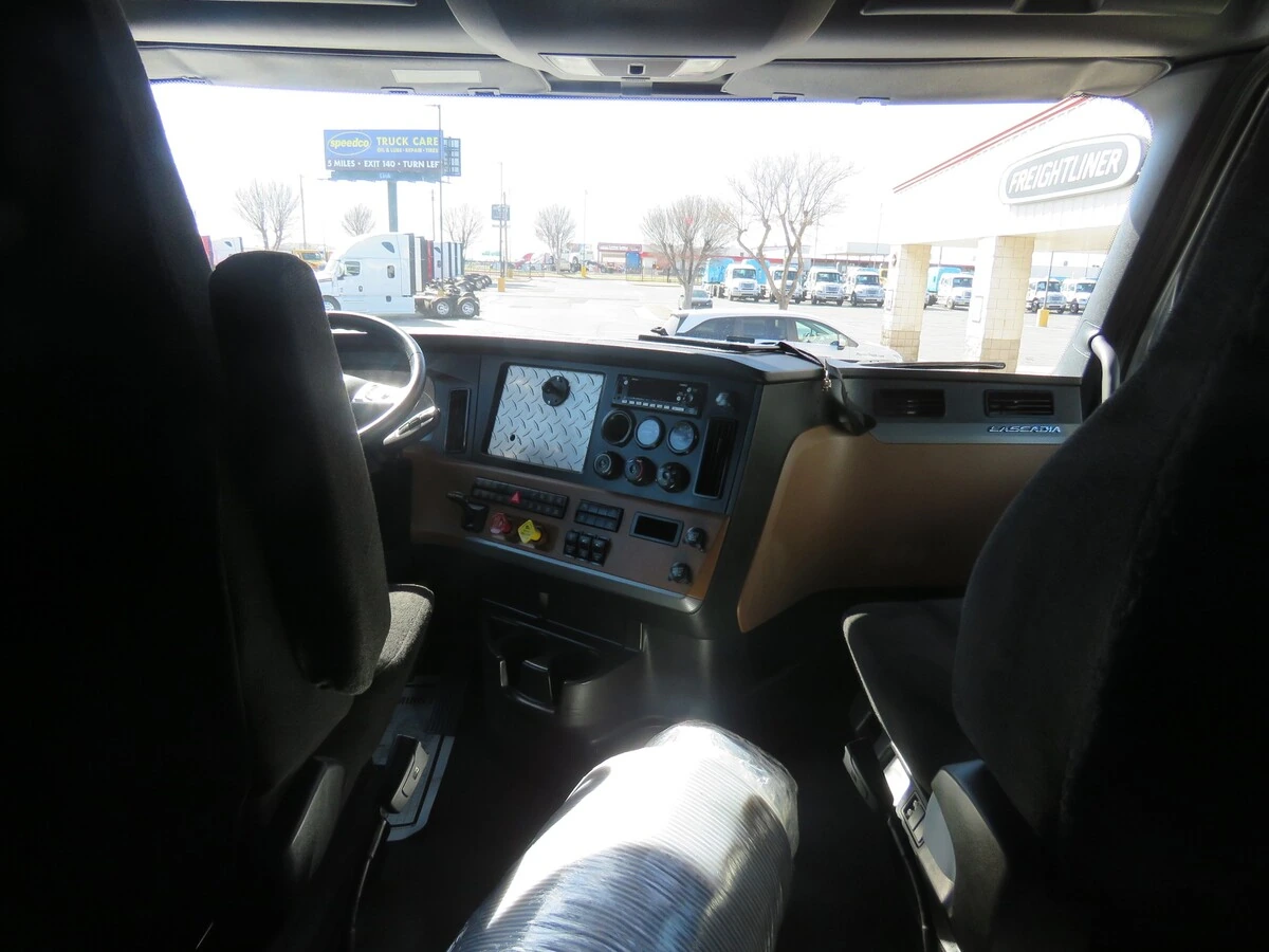 2022 Freightliner Cascadia - image 20