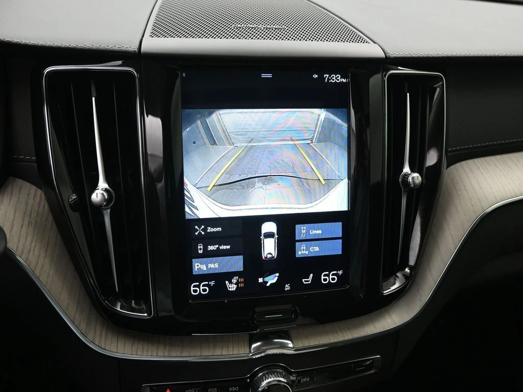 2020 Volvo - image 18