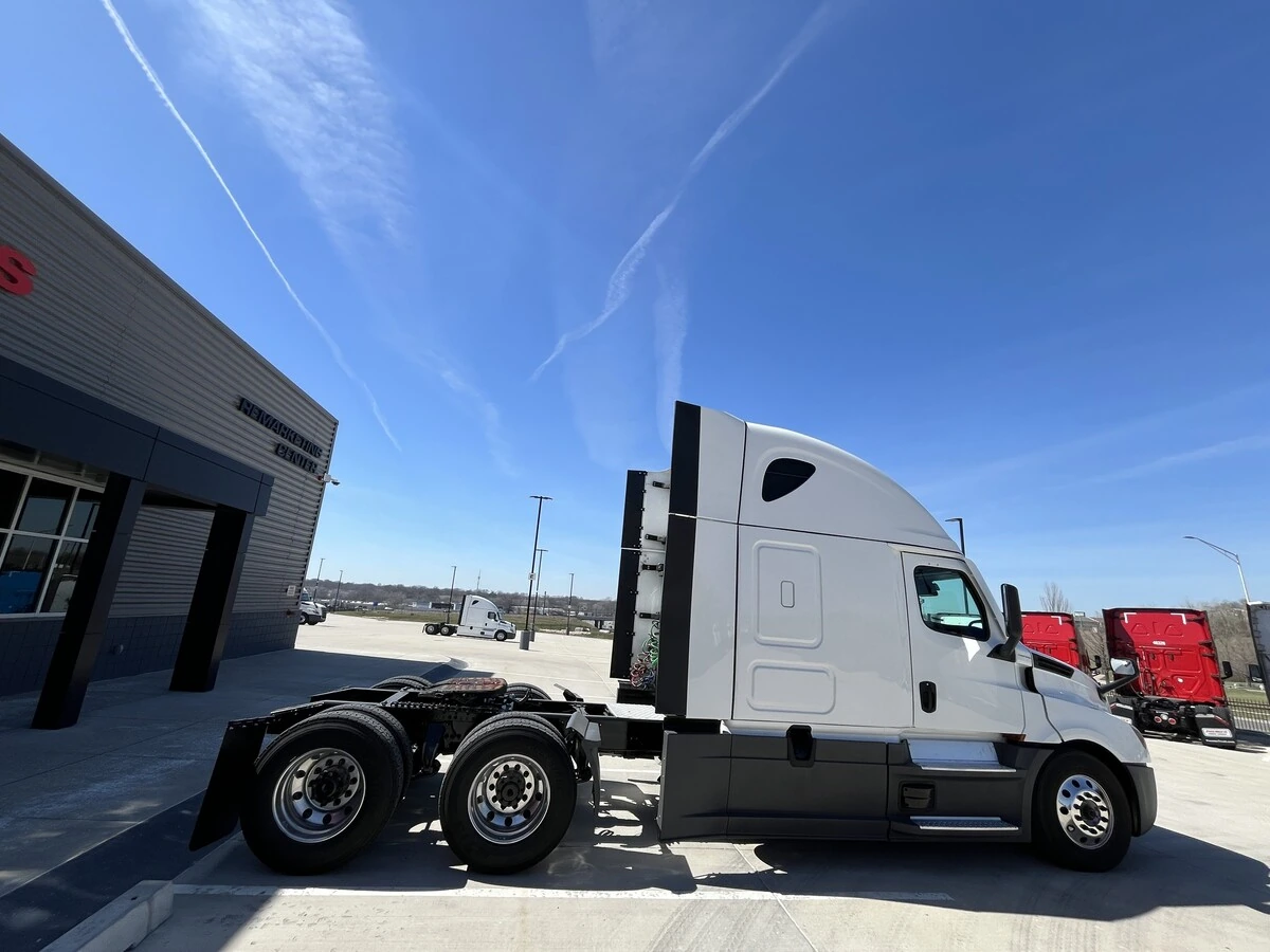 2023 Freightliner Cascadia - image 18