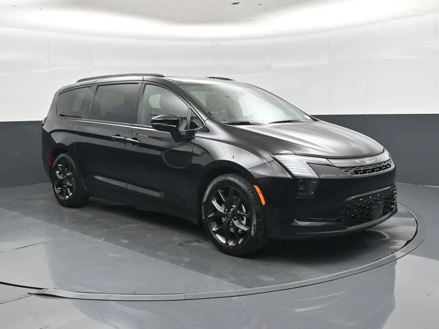 2027 Chrysler Pacifica Limited's photo