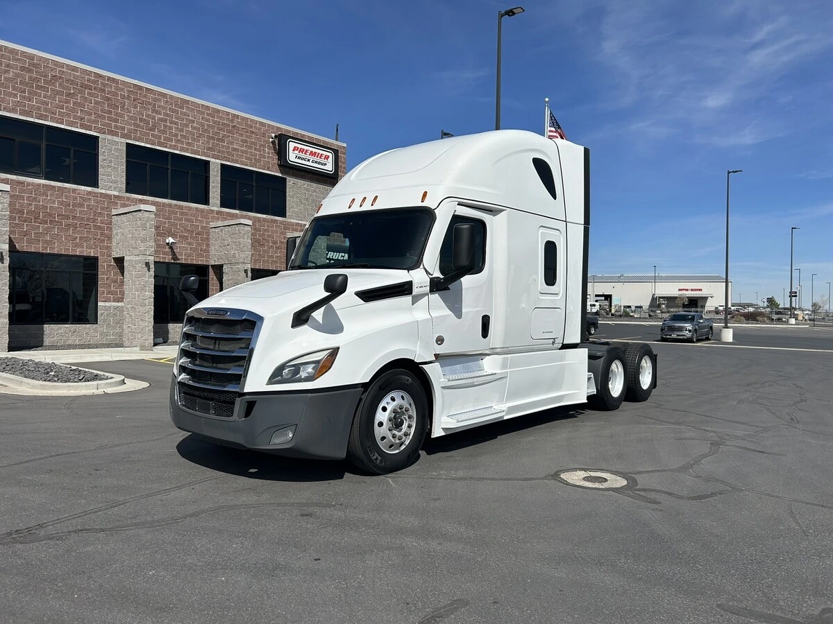 2022 Freightliner Cascadia - image 1