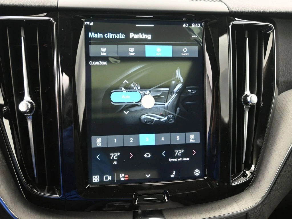 2025 Volvo - image 16