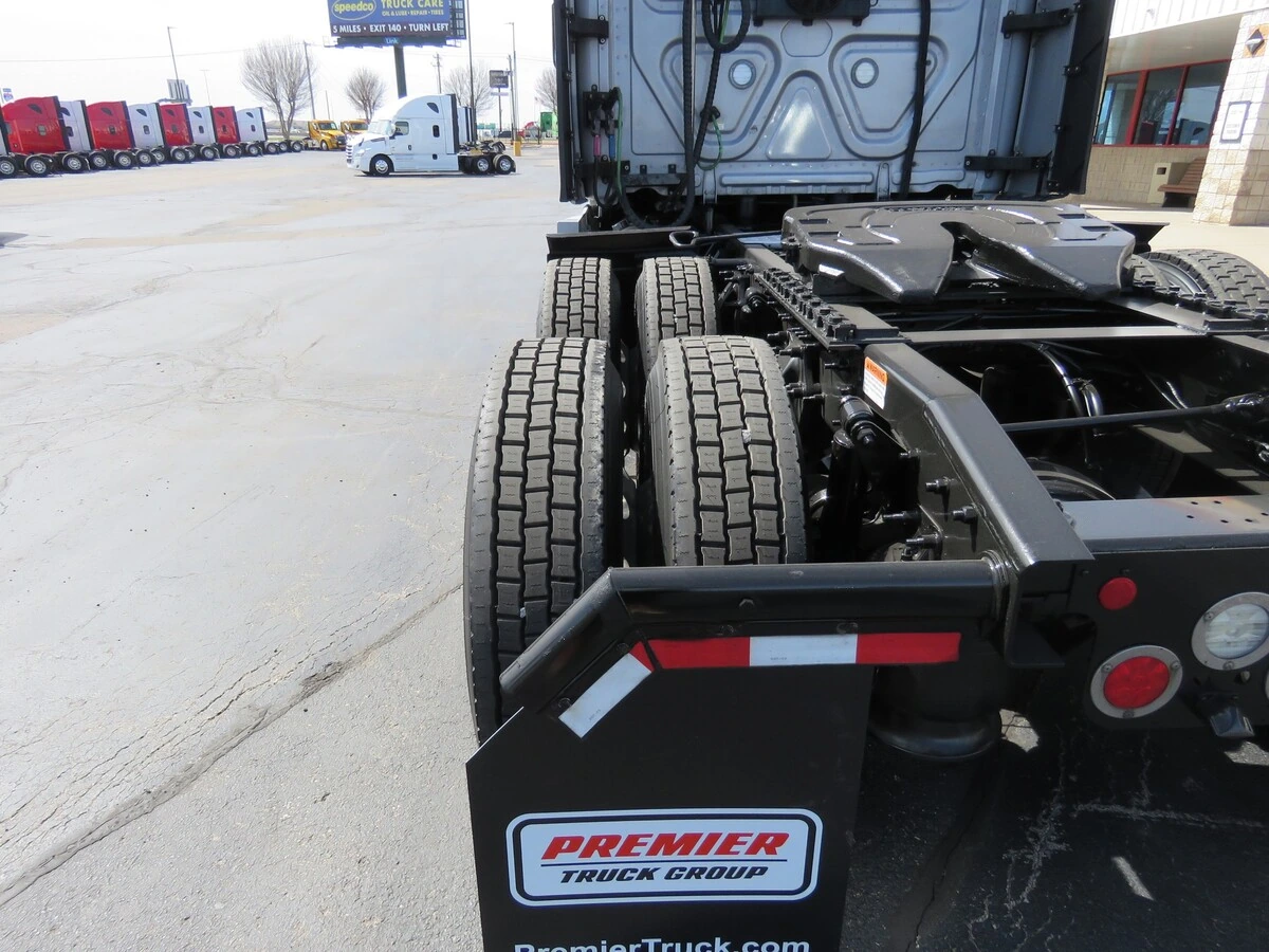 2022 Freightliner Cascadia - image 4