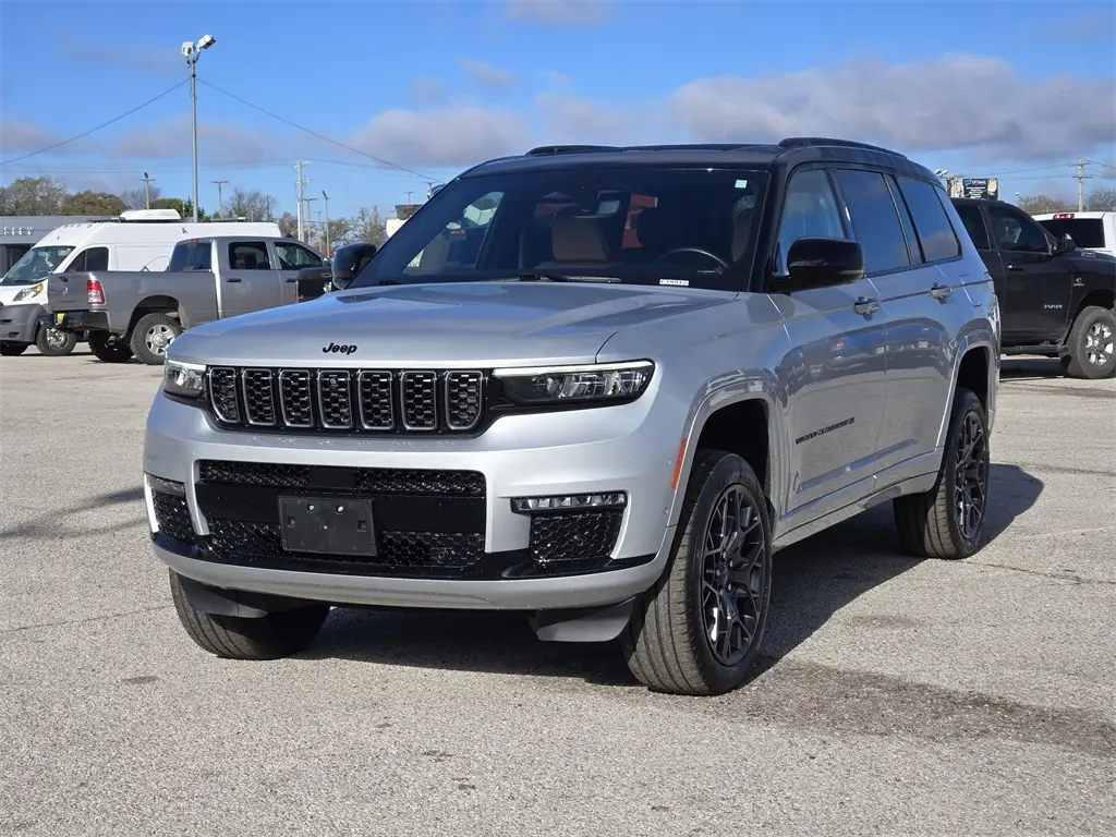 2023 Jeep Grand Cherokee L Summit photo 3