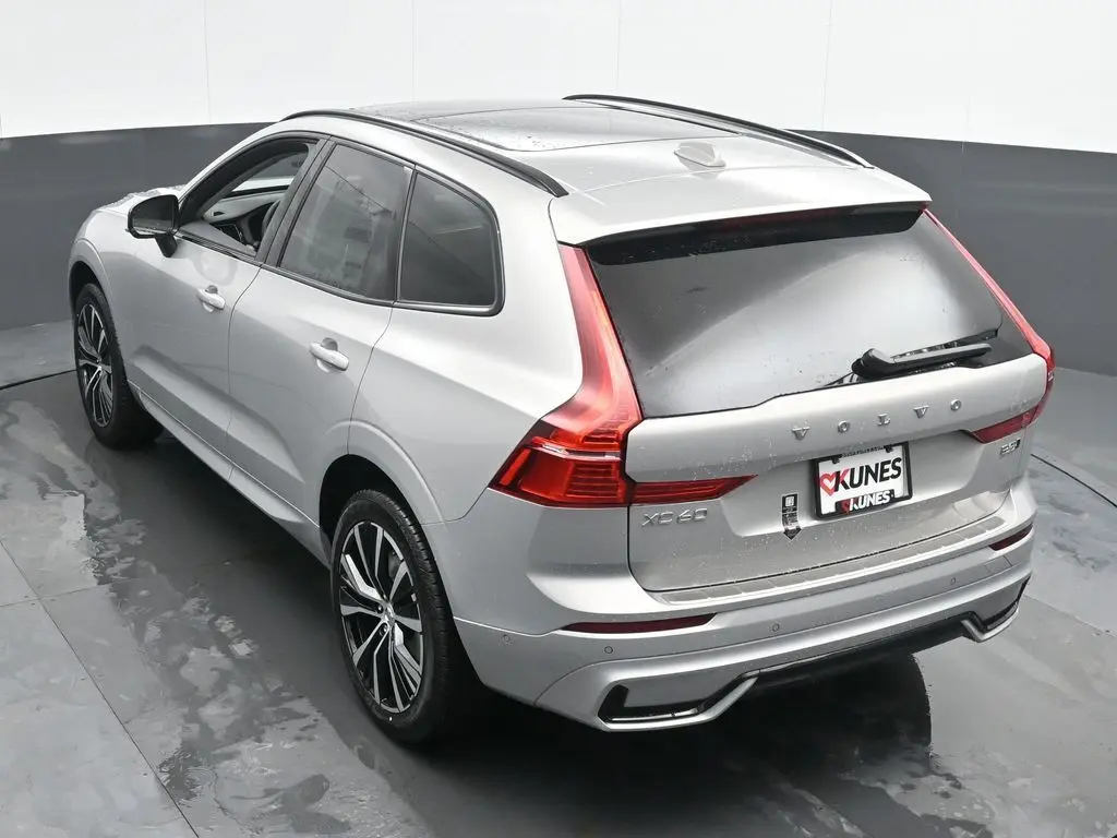2025 Volvo - image 39