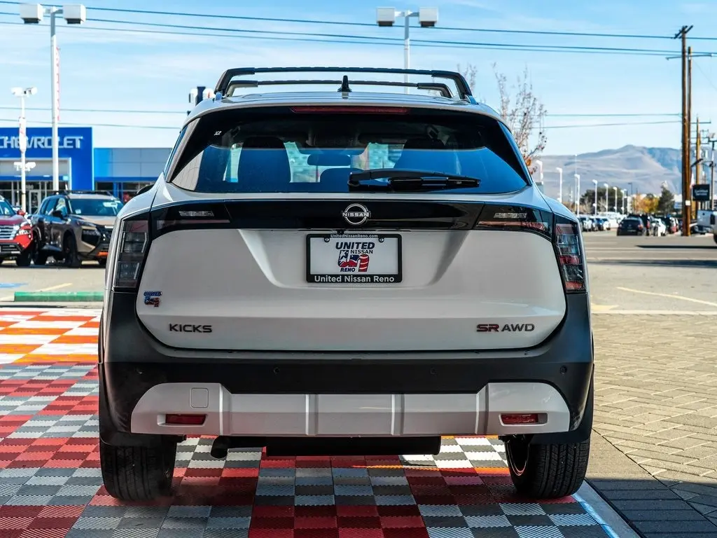 2026 Nissan Kicks SR photo 3