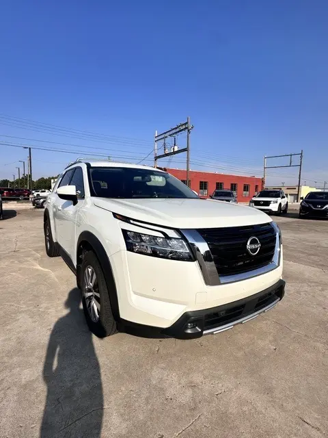 2022 Nissan Pathfinder SL photo 2