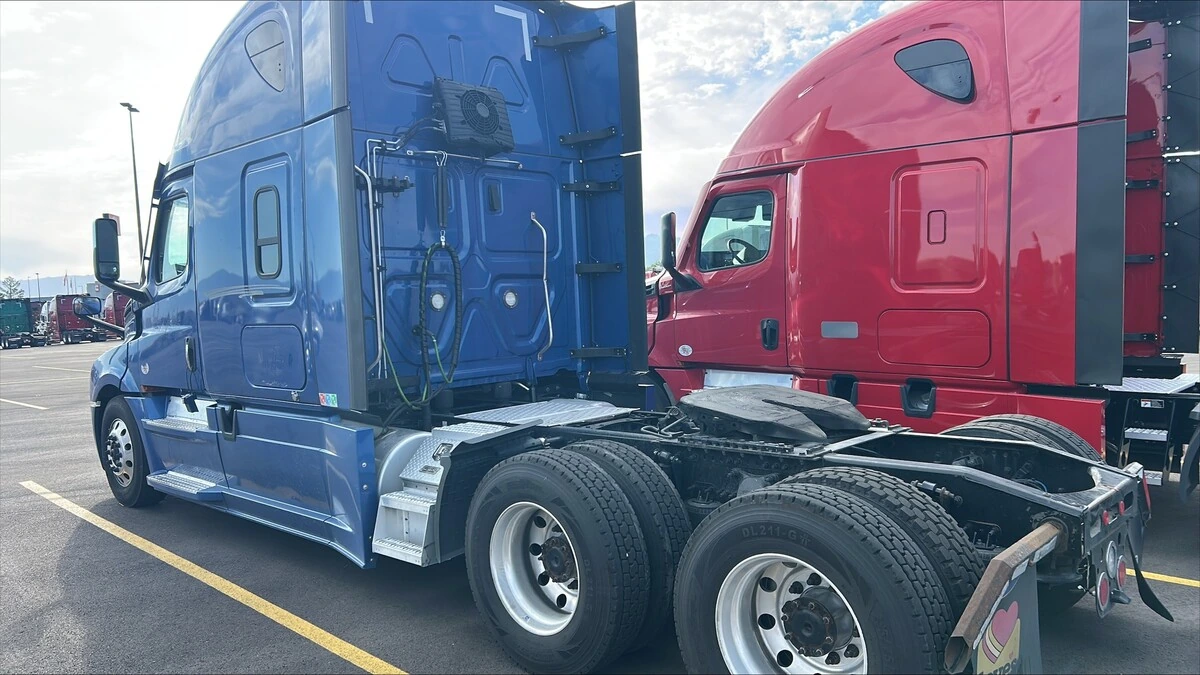 2023 Freightliner Cascadia — photo 3