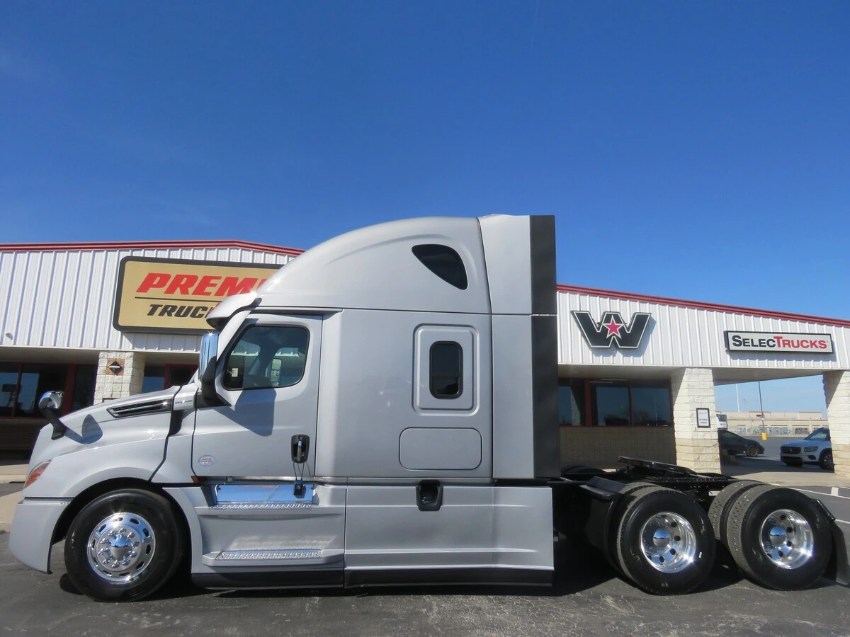2022 Freightliner Cascadia - image 2