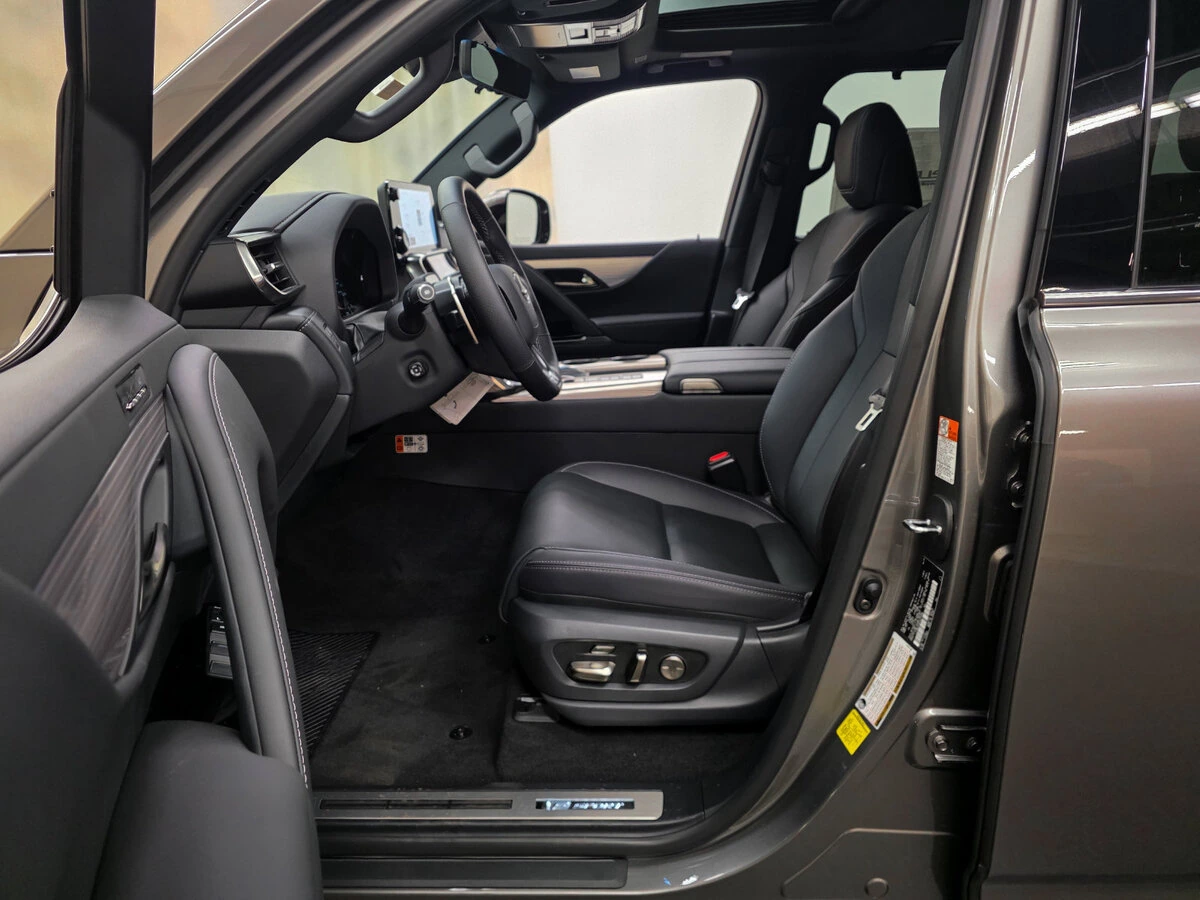 2026 Lexus LX 700h F-Sport - Photo 6