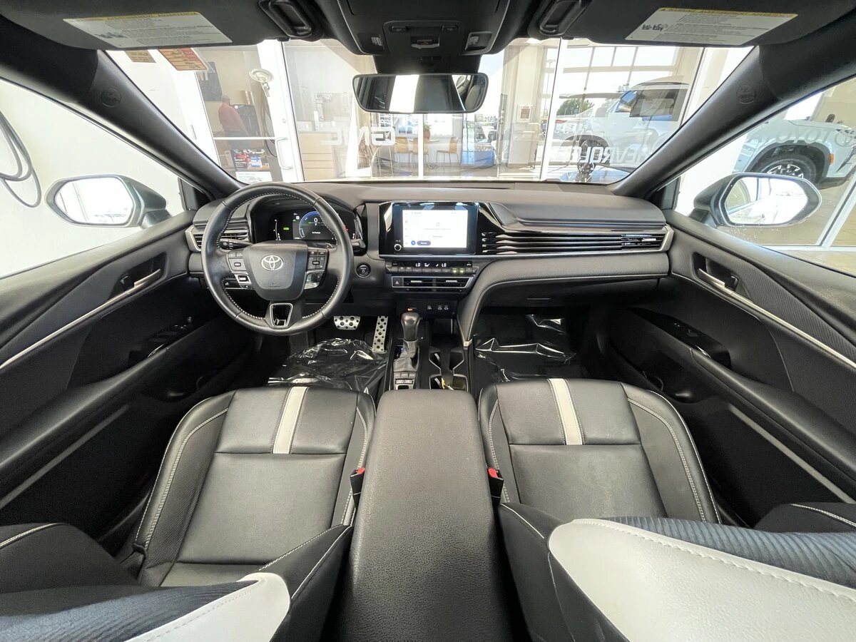 2025 Toyota Camry SE - Photo 24