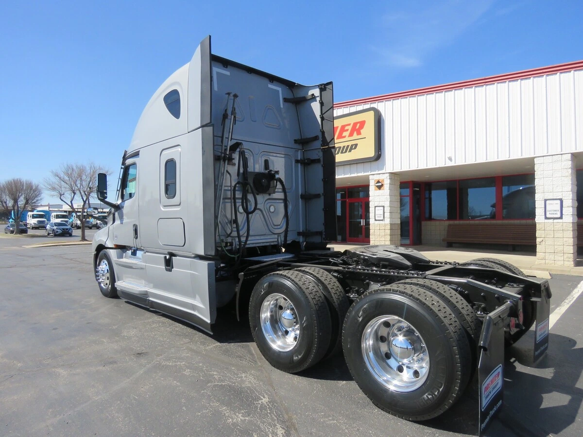 2022 Freightliner Cascadia - image 3