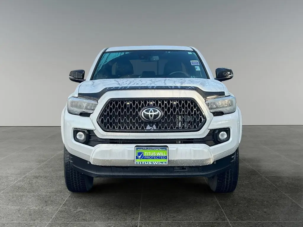 2022 Toyota Tacoma Limited V6 photo 2