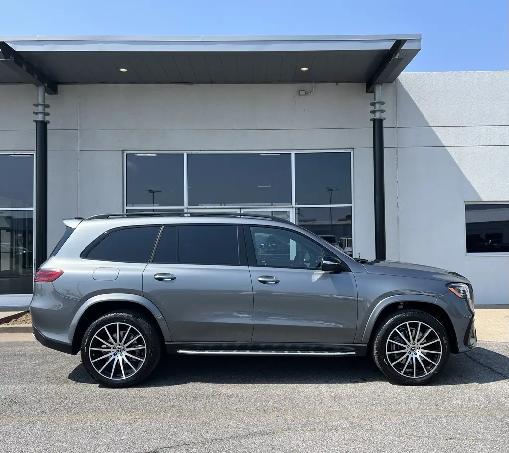 2026 Mercedes Benz GLS 580 4MATIC photo 2