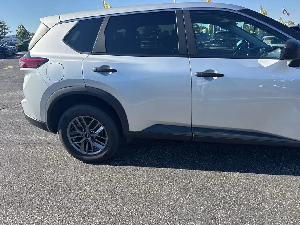 2024 Nissan Rogue S photo 11