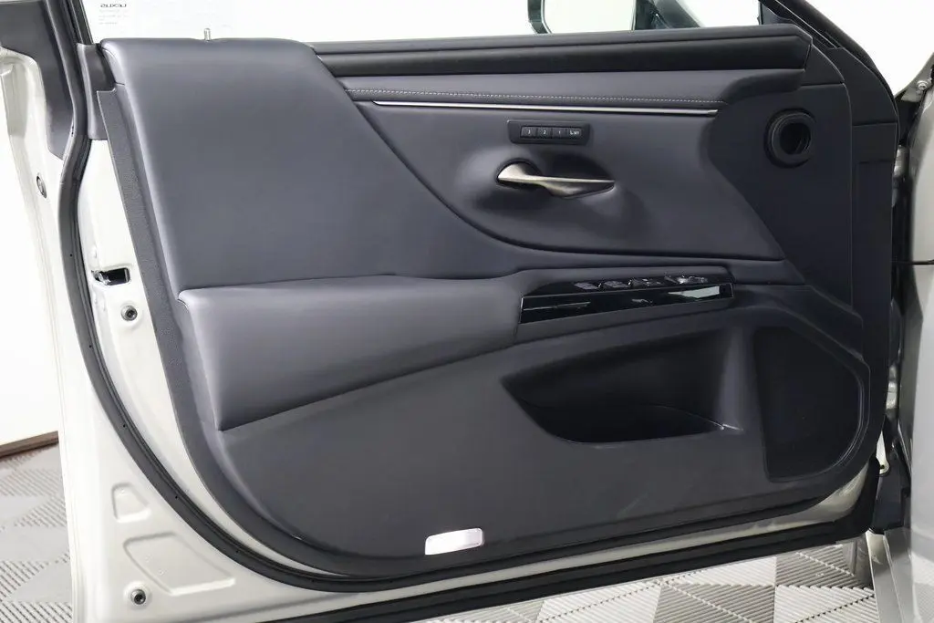 2025 Lexus ES 300h photo 6