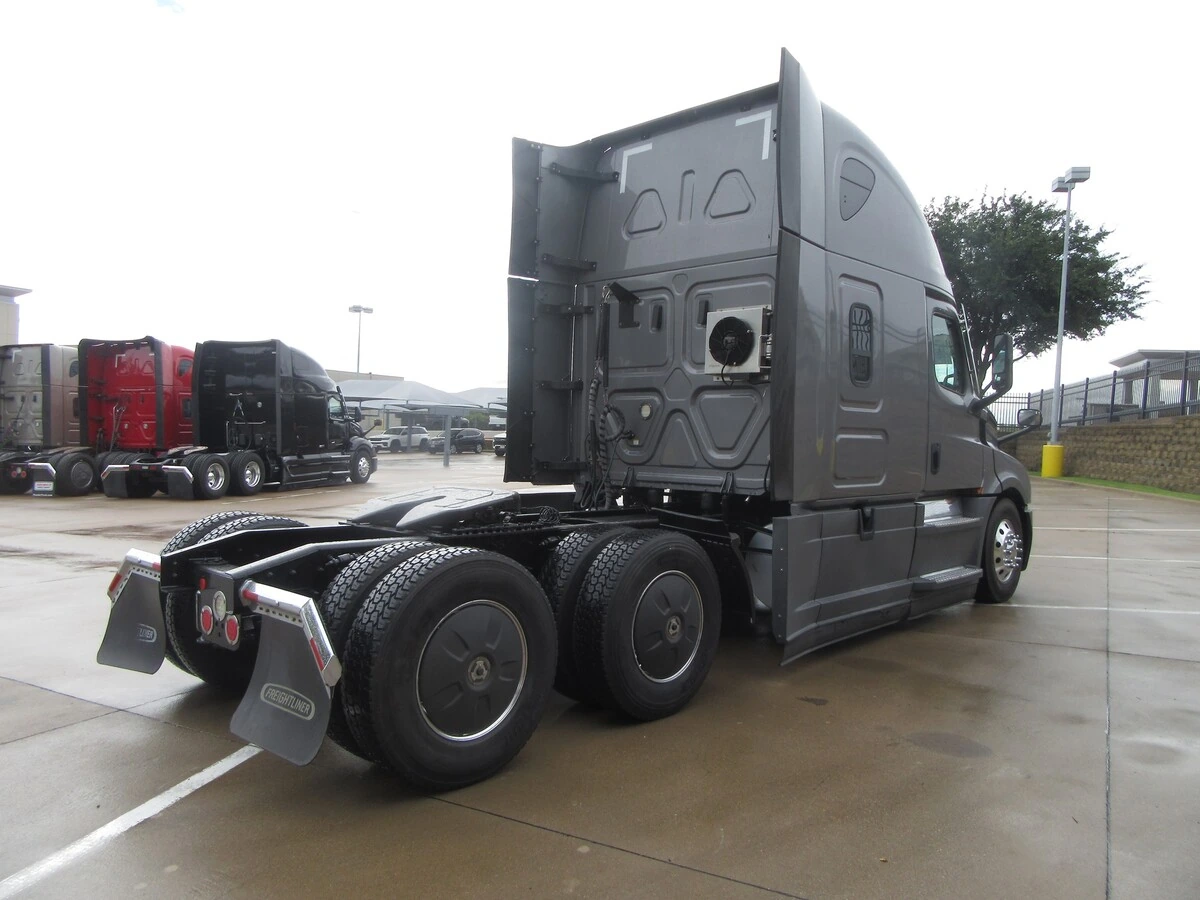 2021 Freightliner Cascadia — photo 4