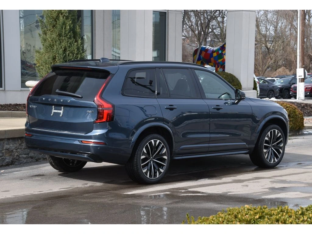 2026 Volvo - image 4