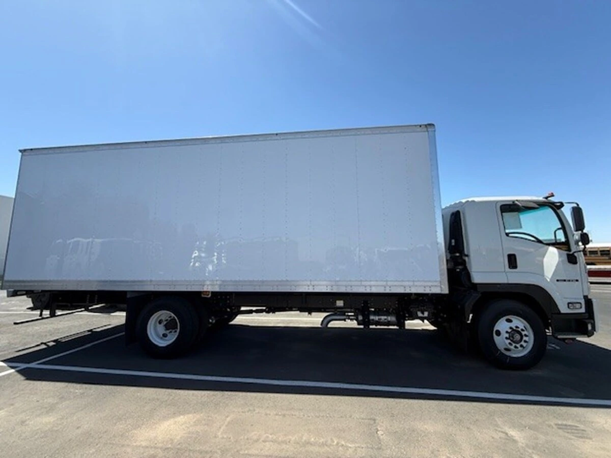 2025 Isuzu FTR — photo 5
