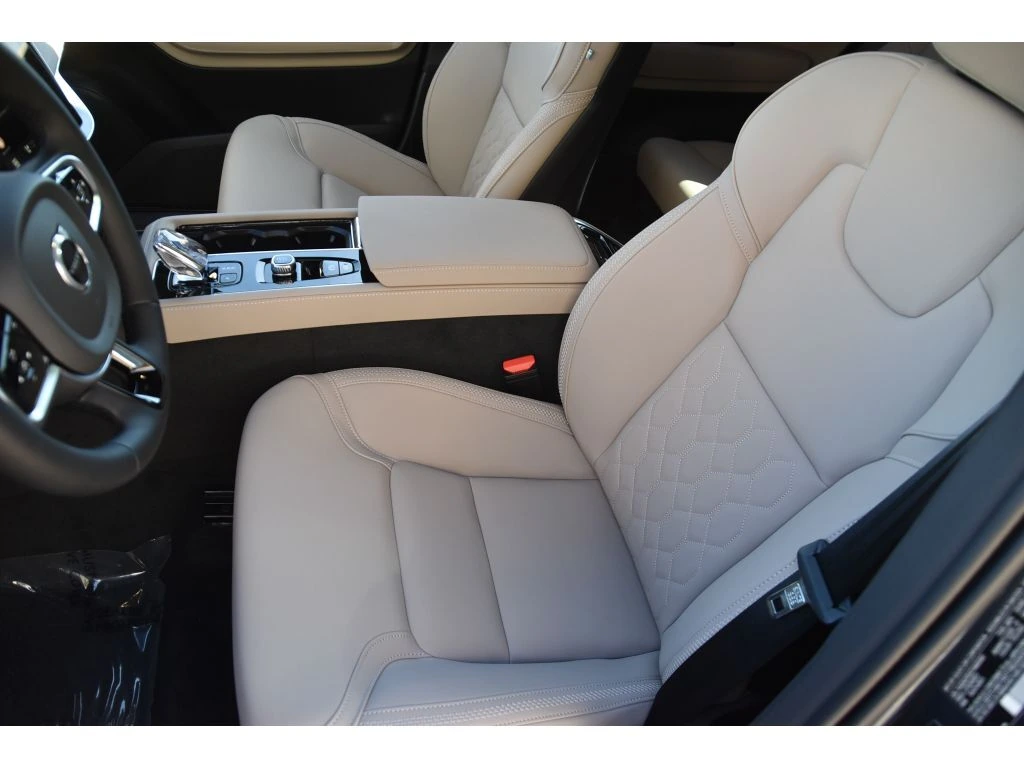 2026 Volvo - image 13