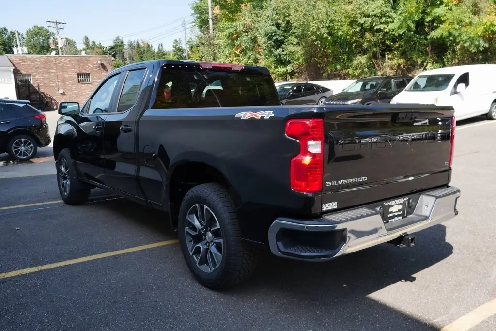 2025 Chevrolet Silverado 1500 LT photo 5