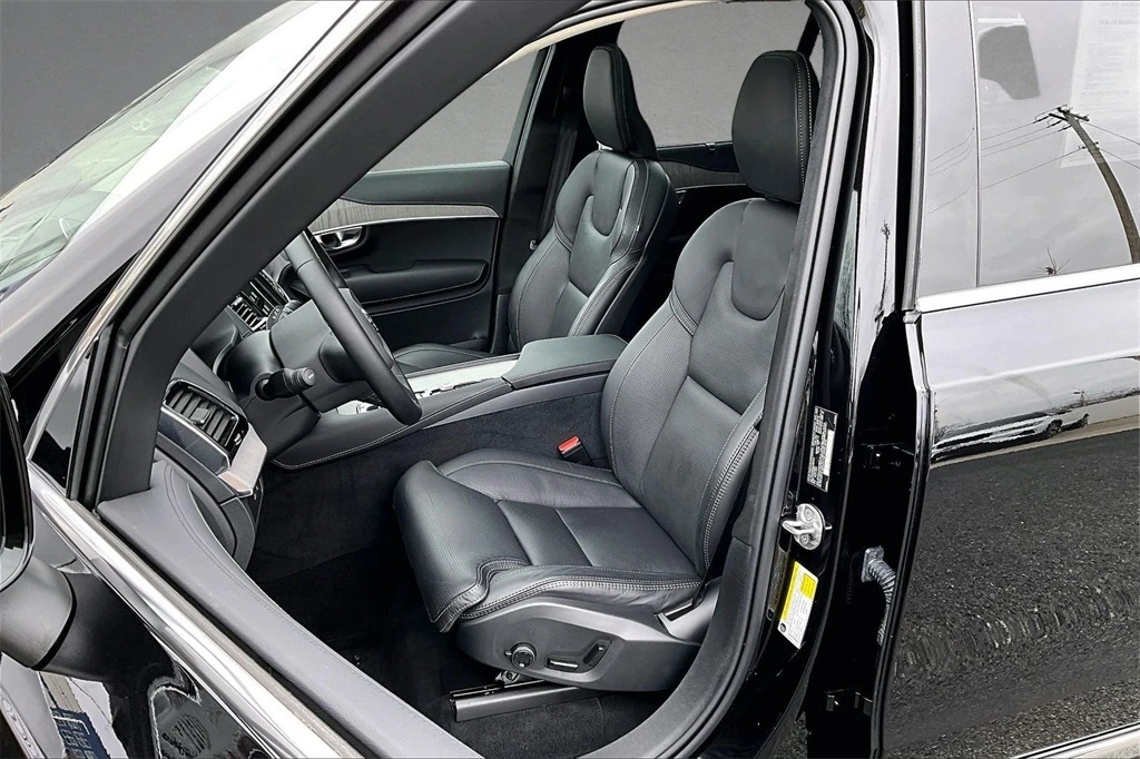 2025 Volvo - image 21