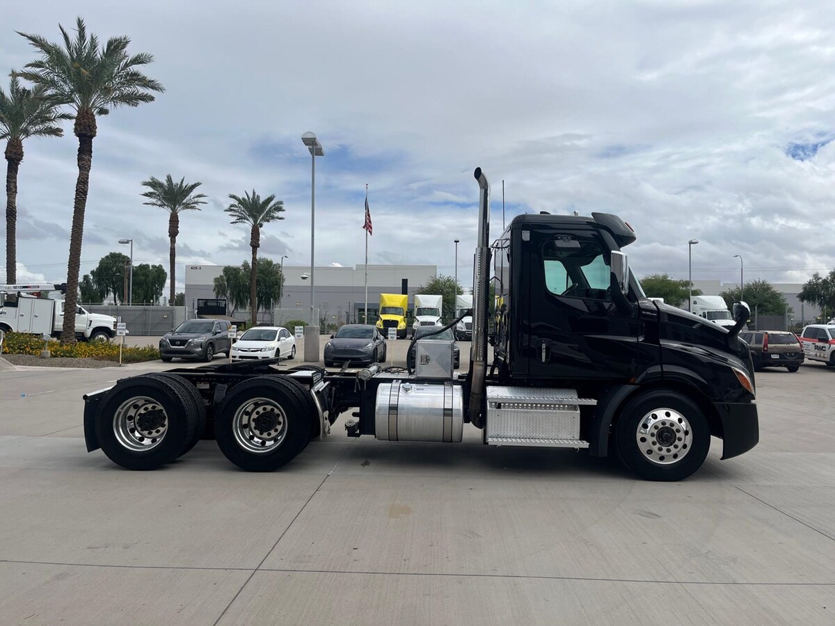 2021 Freightliner Cascadia in Phoenix, AZ — photo 6