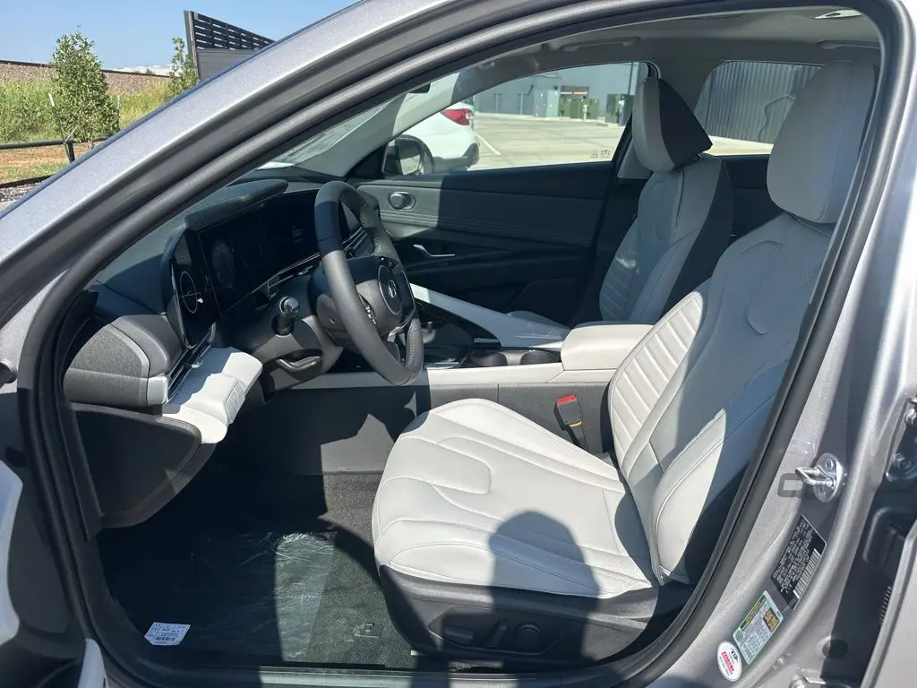 2025 Hyundai Elantra Limited photo 19