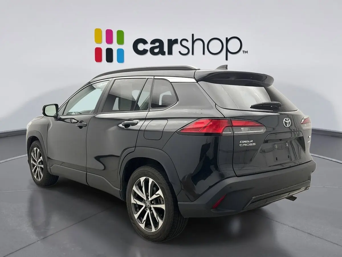 2023 Toyota Corolla Cross XLE photo 3