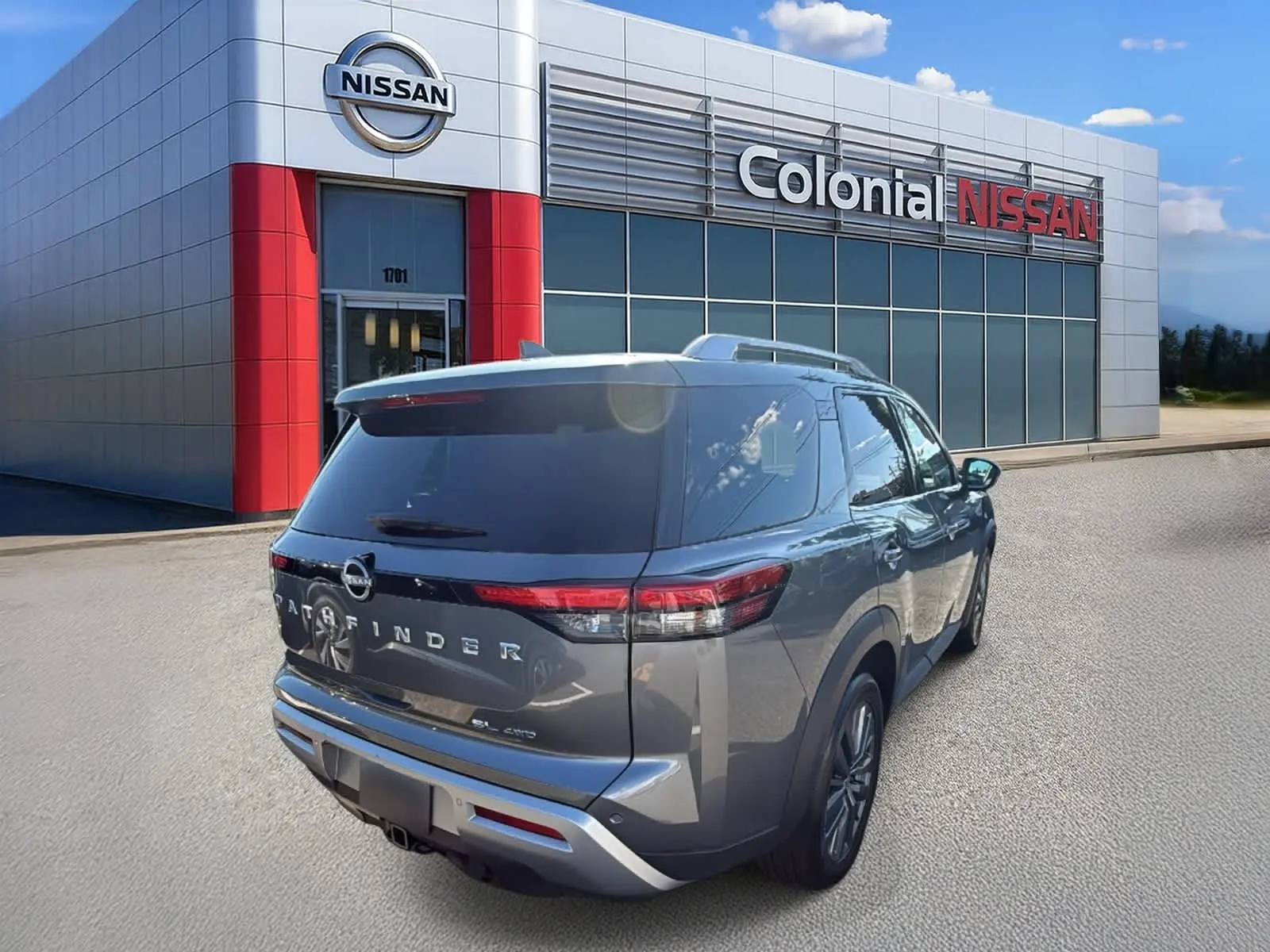 2024 Nissan Pathfinder SL photo 2