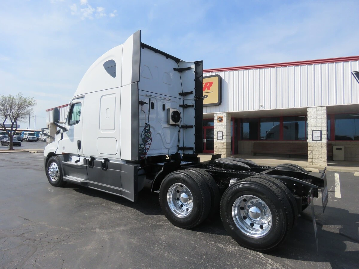2023 Freightliner Cascadia - image 3