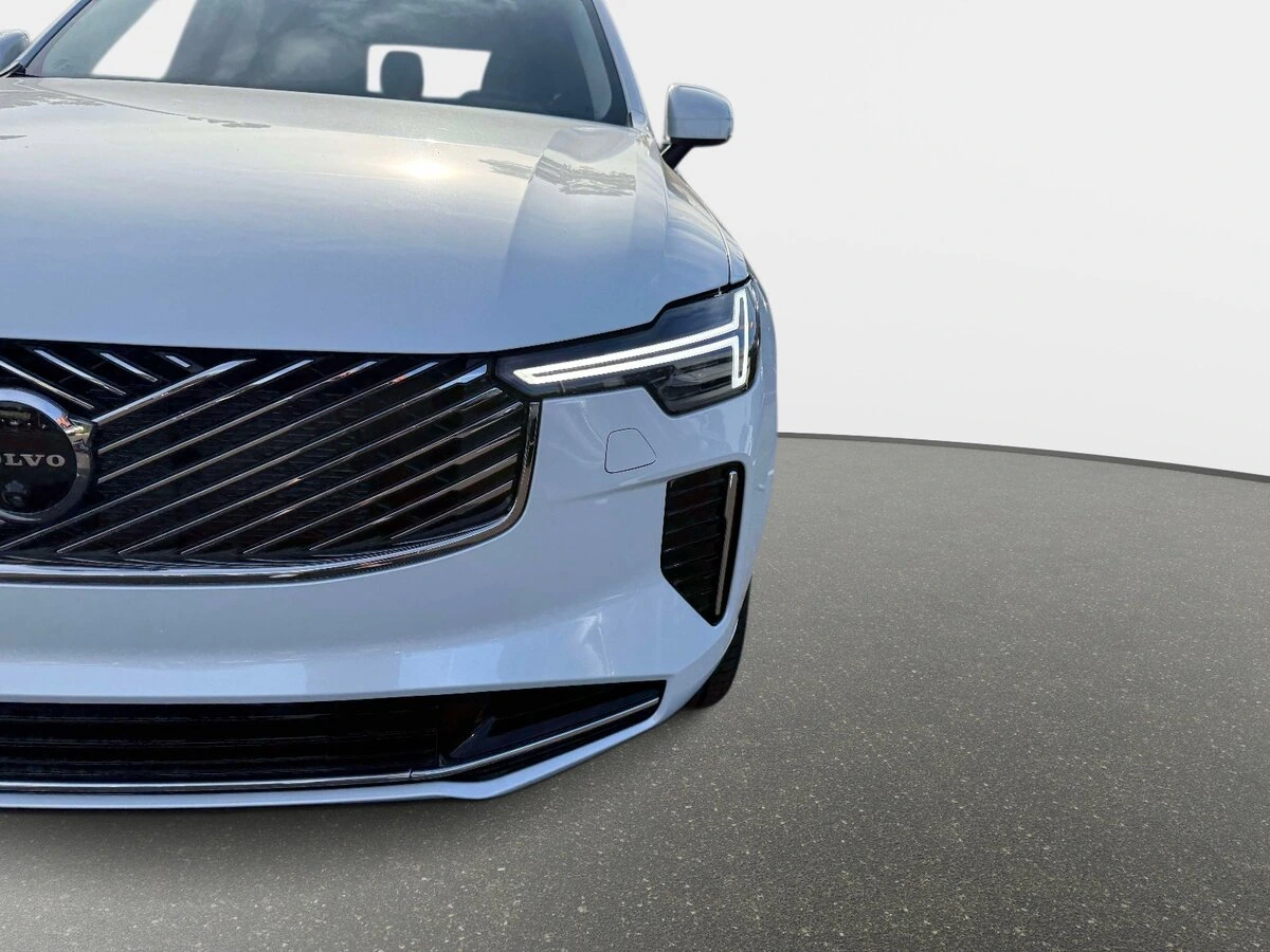 2026 Volvo - image 9