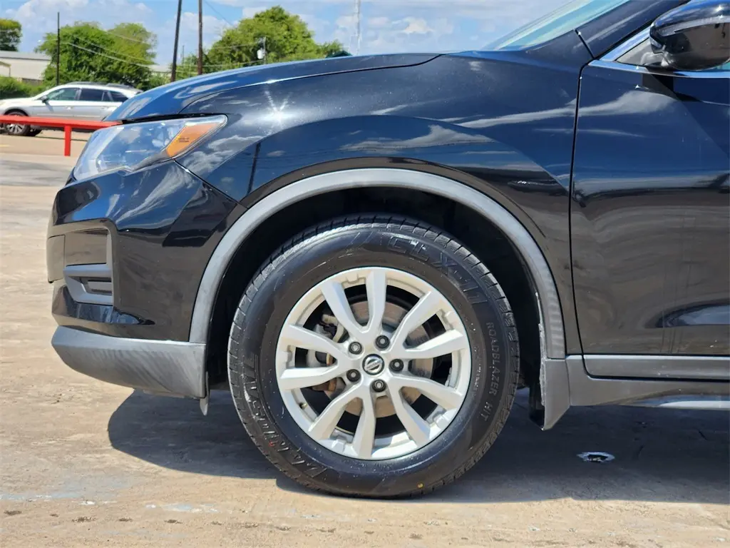 2019 Nissan Rogue SV photo 3