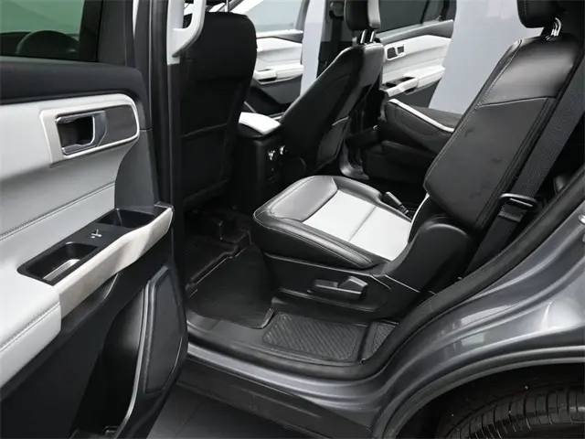 2022 Ford Explorer XLT Sport photo 11