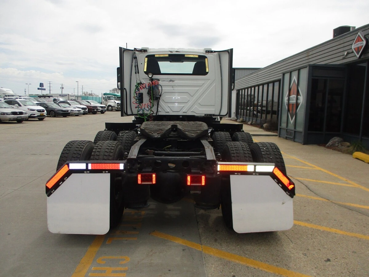 2019 International LT - image 4