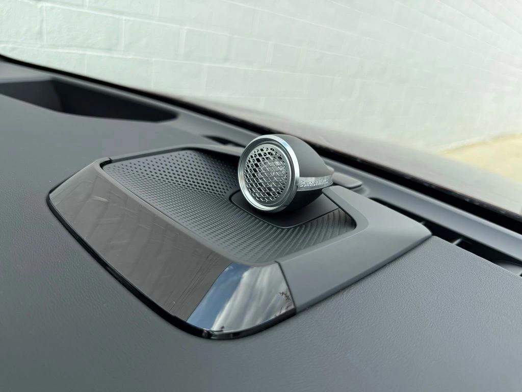 2025 Volvo - image 25