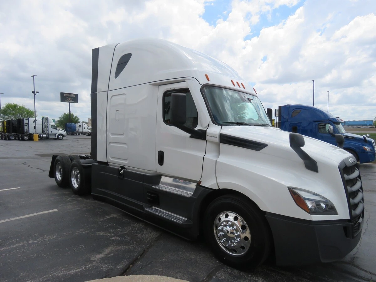 2023 Freightliner Cascadia - image 9