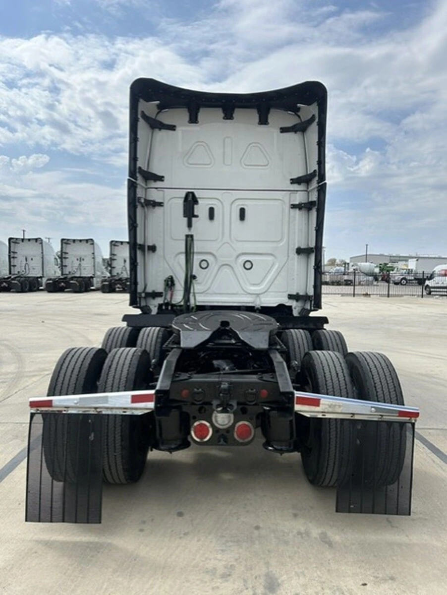 2025 Freightliner Cascadia — photo 4